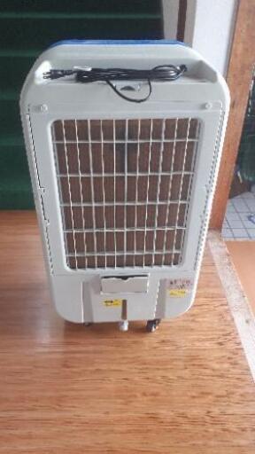 チョッとした作業場や車庫内で使える業務向けの冷風機です。キャスター付きなので移動はラクラクです。 チョッとした作業場や車庫内で使える業務向けの冷風機です。キャスター
