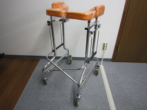 【中古】　歩行器　（オレンジ）