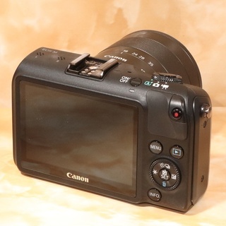 ★極上美品＆新品SDカード付き★キヤノン EOS M レンズキット