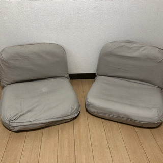 シンプルなデザインの座椅子2組です。