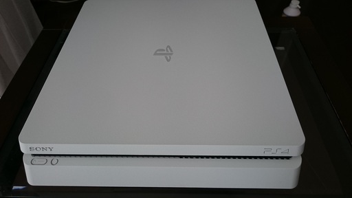 PS４　ホワイト　（2019年9月購入品）本体・ｺﾝﾄﾛｰﾗｰ共傷なし　美品
