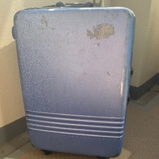 ボロボロのスーツケース