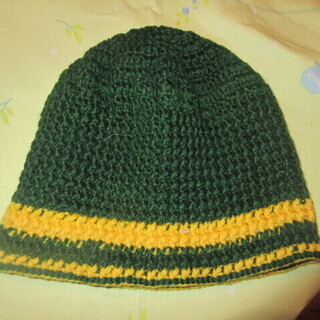 手編みアクリル毛糸帽子　濃い緑と黄色のライン入り