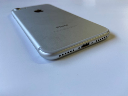 iPhone 7 32GB SIMロック解除済み シルバー SIMロック解除済】iPhone 7