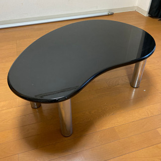 ブラックのデザインテーブル