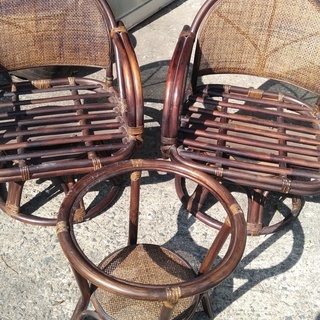 回転籐椅子二つ　ミニテーブルセット