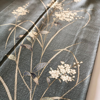 美品【作家物・仁義】縮緬地に草花模様訪問着《重ね衿付き》