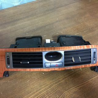 車のパーツ 18マジェスタ 助手席側パネル 純正品