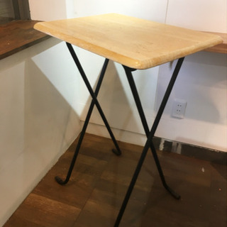 シンプルな折りたたみテーブル