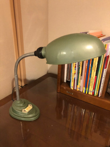 レトロな卓上スタンドライト　カーキグリーン