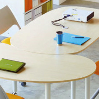 おしゃれな会議用のテーブル、椅子8脚、パソコンデスク＋椅子、電話...