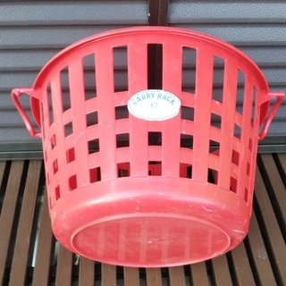 無料　大きなプラスチック製の赤いカゴ