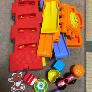 簡単組み立て式　5種の遊びができるおもちゃ
