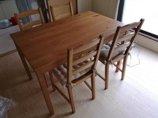 IKEAテーブルいす、クッション4つ付　テーブルサイズ(74cm×118cm高さ74cm)