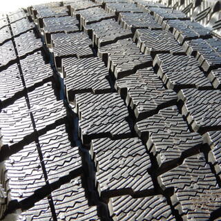 ハイエース純正スチール　１５インチ　溝たっぷりスタッドレス付き