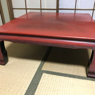 古い漆塗りのテーブル