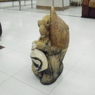 狸の置き物 陶器製 オブジェ  高さ:47㎝ 狸 置物　苫小牧西店