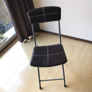 テーブル1(テーブル上の物を付きません)と椅子三脚
