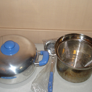 分厚いアルミの鍋とステンレス製片手パスタ鍋