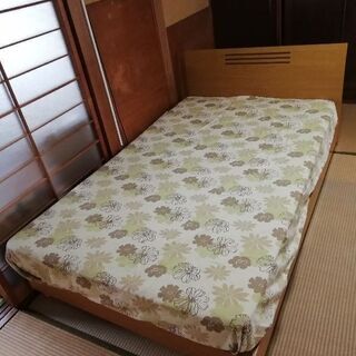 セミダブルの木製ベッド
