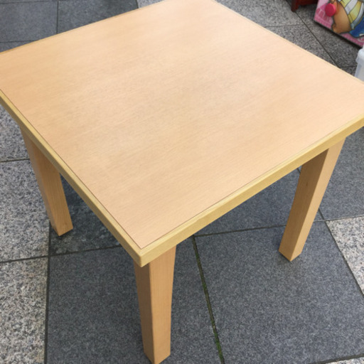 木製テーブル