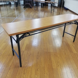 会議などで使える　折り畳み長テーブル　1台700円（税込）