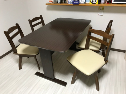 ニトリのダイニングテーブル+椅子4個
