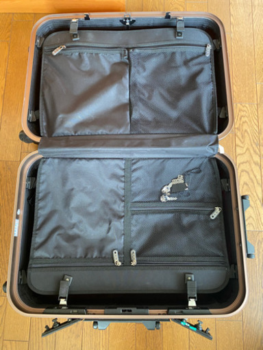 中型スーツケース　赤