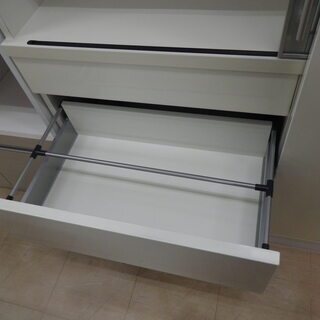 【値下げしました♪】参考定価¥298,000 karimoku カリモク 2面 食器棚 幅134.5cm☓奥行45cm☓高さ191cm ソフトクローザー  大容量