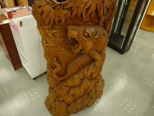 木彫りトラ 虎 の 木彫り 衝立：126cm モノ市場半田店【131】