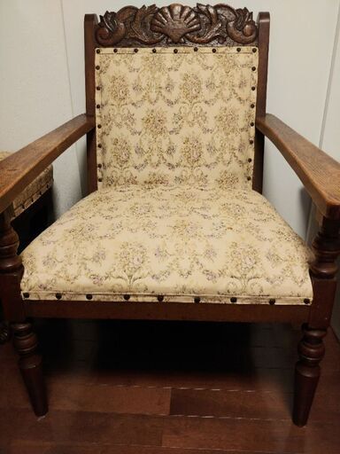 手作り手彫りの古い椅子で生地を張り替えればまた素敵になります