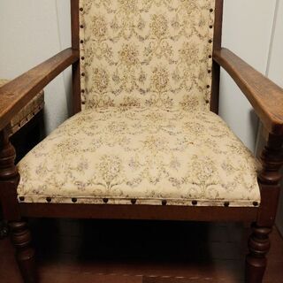 手作り手彫りの古い椅子で生地を張り替えればまた素敵になります