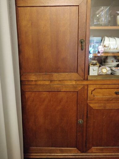 食器戸棚またはサイドボード