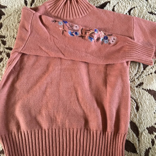 刺繍入りピンクのセーター