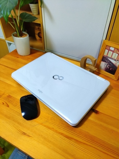 corei7メモリ8Gで超高性能★ 4コア8スレッド！　超大容量1T！　ブルーレイ対応♪　薄型軽量タイプ♪　富士通 FMV Lifebook　まあまあ美品な方　可愛い光沢パールホワイト♪　最新Windows10　64Bit！　　大画面15.6インチ　ウェブカメラ＆テンキー内蔵　白色　高級感　　ノートパソコン　無線LAN　Wi-Fi対応　DVDドライブ　ゲーミング