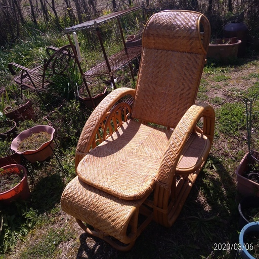 籐（ラタン）製の三つ折寝椅子