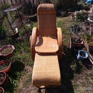 籐（ラタン）製の三つ折寝椅子