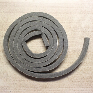 すきまテープ(使いかけ; 厚さ1cm、幅1.5cm、長さ約180cm)
