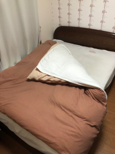 クイーンのロングサイズのベッド