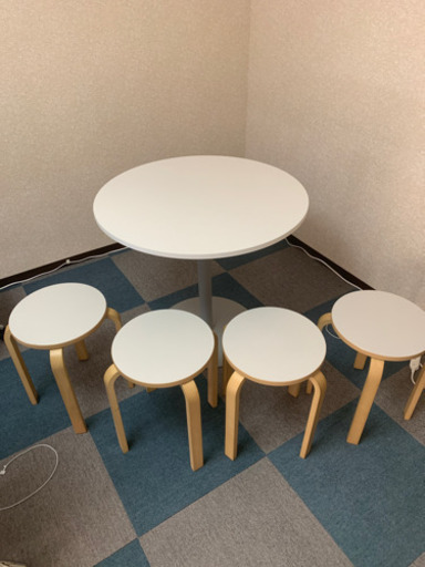 円方テーブルと椅子