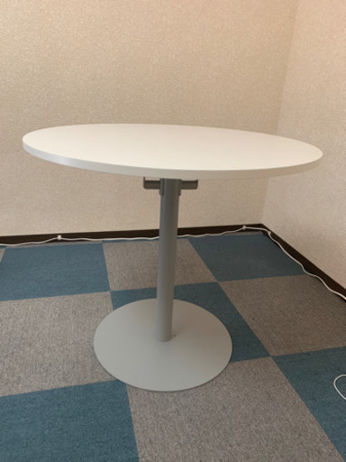 円方テーブルと椅子