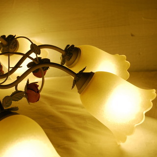 2341 超美品 コイズミ 蛍光灯器具 蛍光灯シャンデリア 天井照明 シェードガラス 8灯 AAN685019 花 アンティーク 鋼 愛知県岡崎市 直接引取可能 2011年　エビス