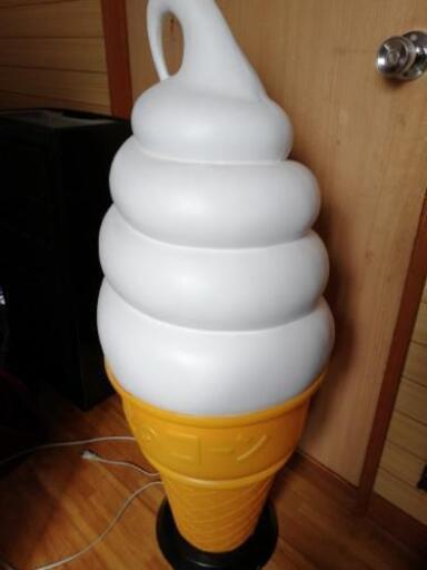 日生のコーン　アイスクリーム　看板　ライト