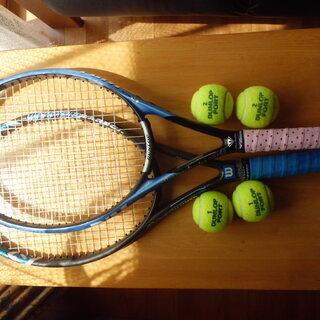 テニスラケット２本＆ボール４個　（中古）