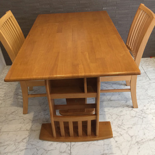 折りたたみテーブル＋椅子2脚＋長椅子1(テーブル下に収納あり)