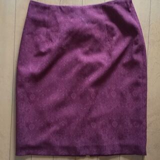 ジャガード織柄ボルドータイトスカート
