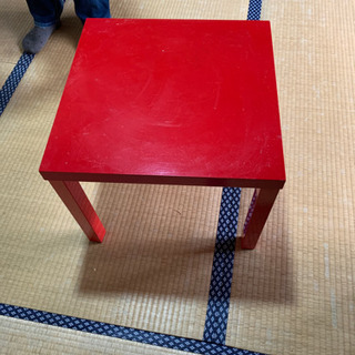 赤いサイドテーブル