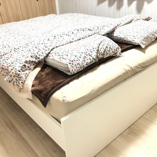 IKEAのクイーンサイズベッド