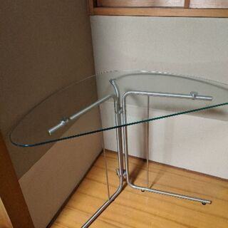 ガラスのコーナテーブル