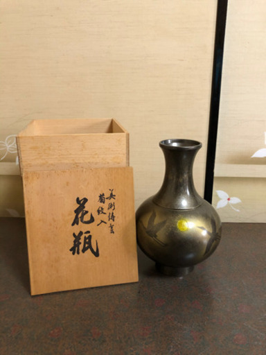 菊紋入り花瓶